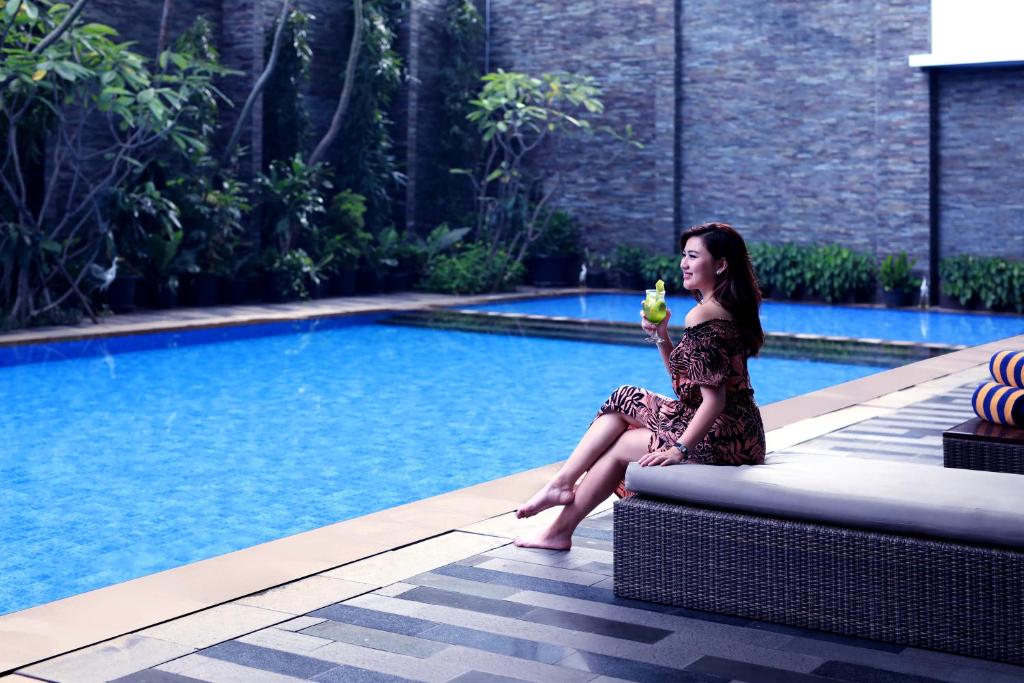 Bazén v ubytování Grand Mercure Jakarta Harmoni nebo v jeho okolí