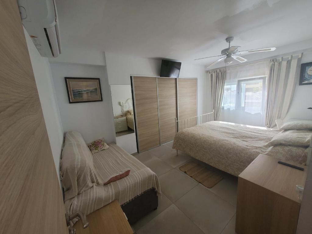 トレモリノスにあるSelinaのベッドルーム1室(ベッド1台、椅子付)