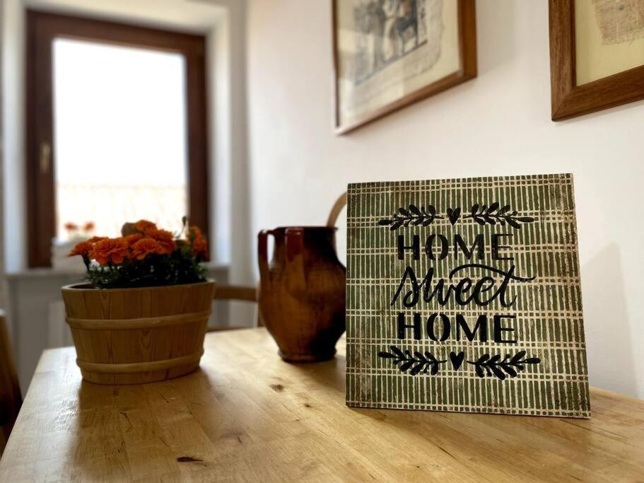 einen Tisch mit einem Schild, auf dem steht: in der Unterkunft La Casa dei Nonni in Avigliano