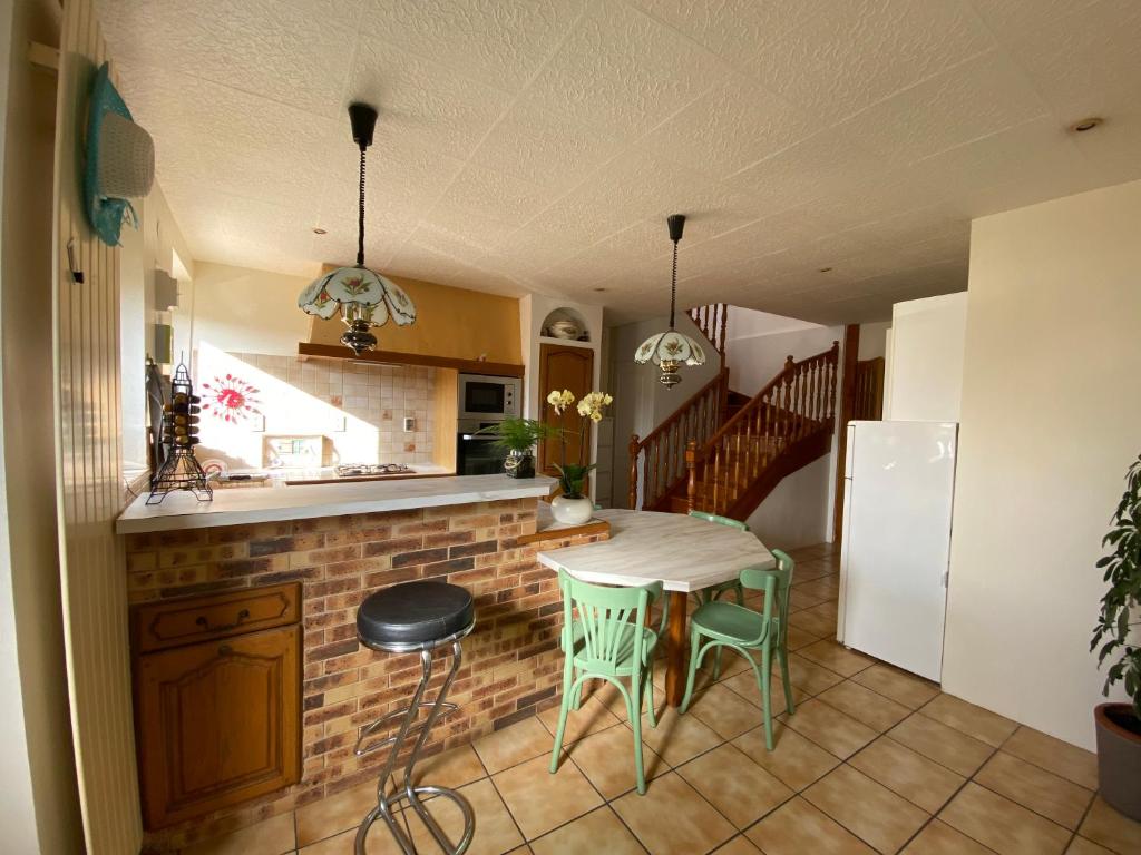 una cucina con tavolo e sedie in una stanza di J & C vacation home 8 minutes by car to Disneyland a Montry