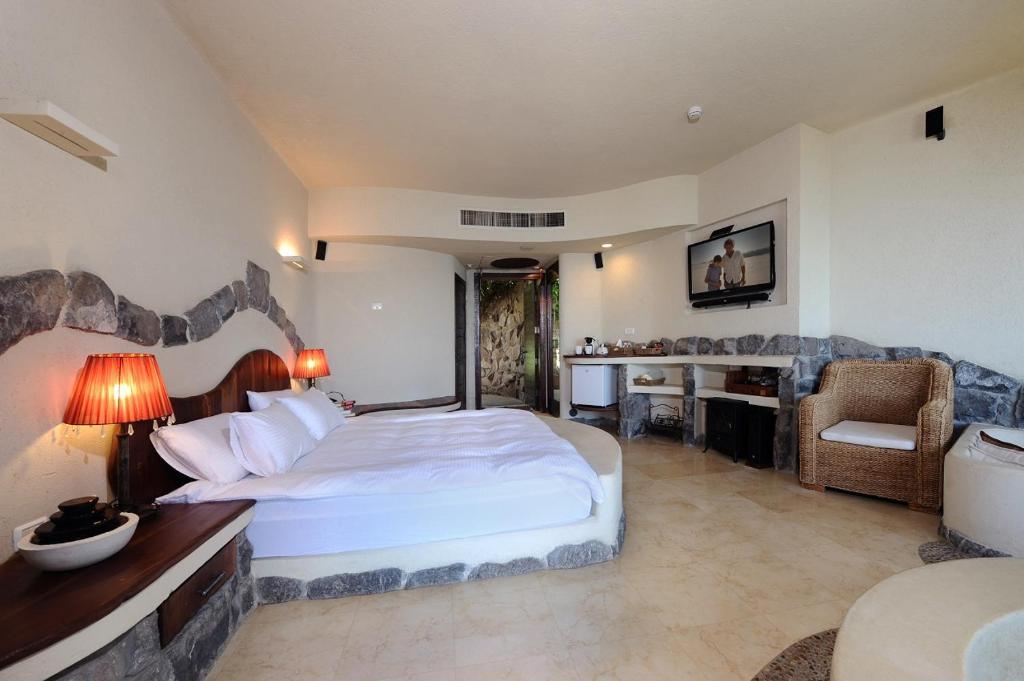 A bed or beds in a room at מצפה השלום