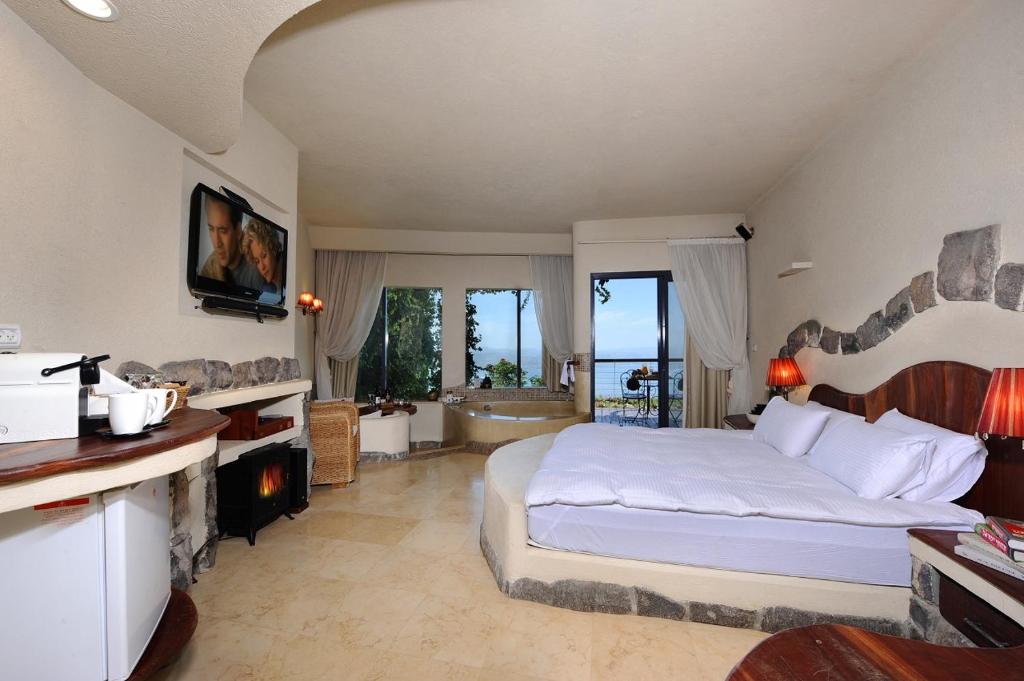 A bed or beds in a room at מצפה השלום