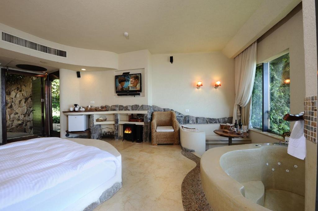 A bed or beds in a room at מצפה השלום