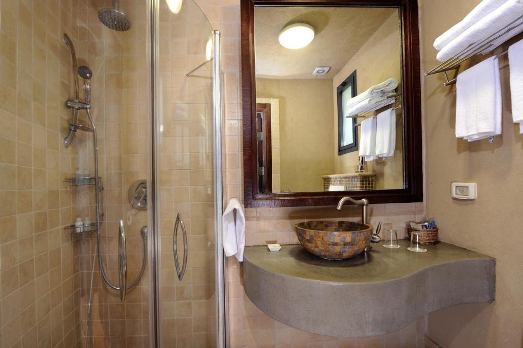 A bathroom at מצפה השלום