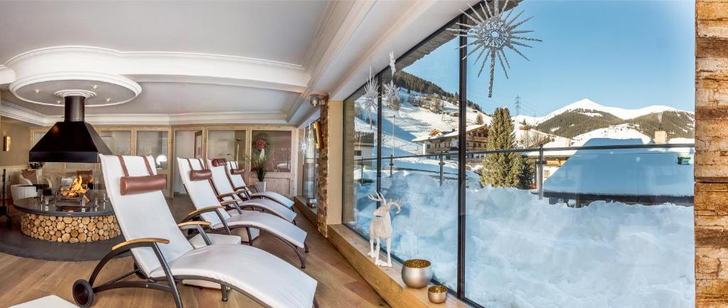 Nespecifikovaný výhled na hory nebo výhled na hory při pohledu z hotelu