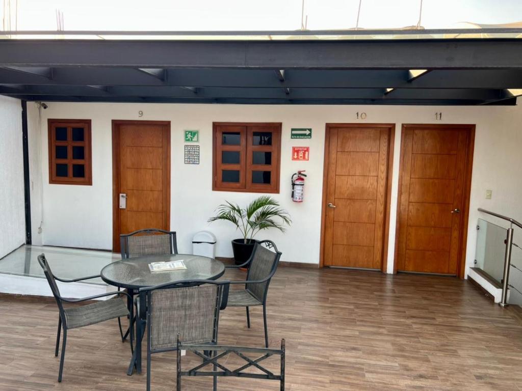 Habitación con mesa y sillas en un edificio en Hotel Casa Frida en Cuernavaca