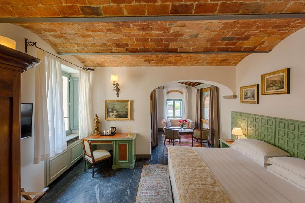 Postel nebo postele na pokoji v ubytování Hotel Mulino di Firenze - WorldHotels Crafted