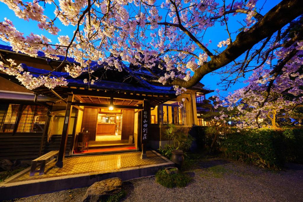 Zahrada ubytování Yamada Bessou くつろぎの温泉宿 山田別荘
