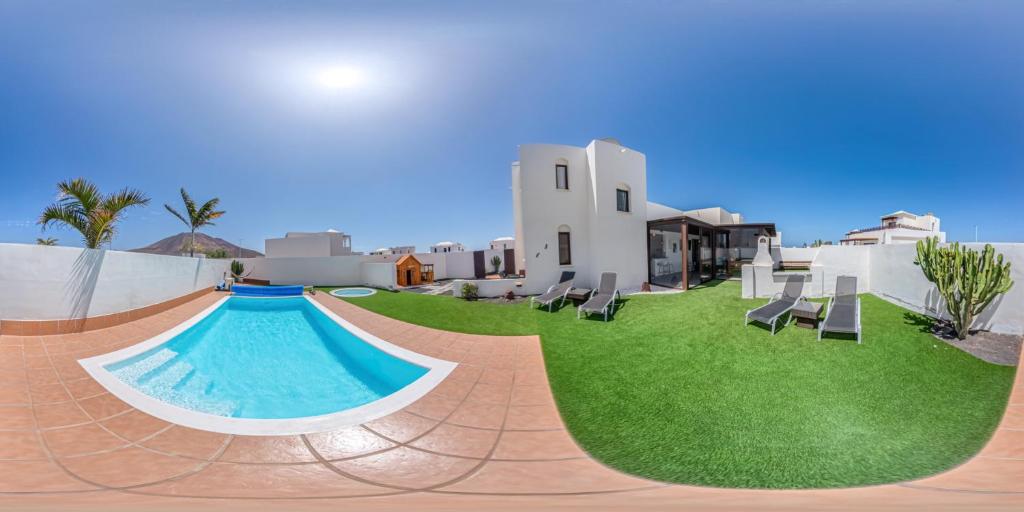 basen w ogrodzie willi w obiekcie Villa Lanzarote Deluxe & Spa Pool w mieście Playa Blanca
