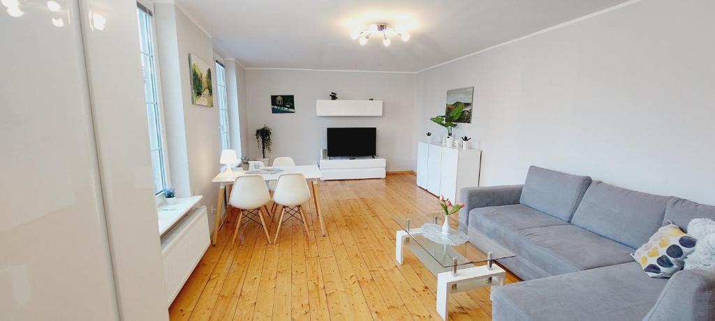 sala de estar con sofá y mesa en Central Apartments Chlebnicka 1, en Gdansk