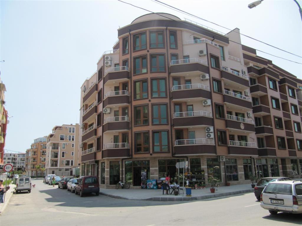 Rayski zalez في بوموري: مبنى شاهق به سيارات متوقفة في موقف السيارات