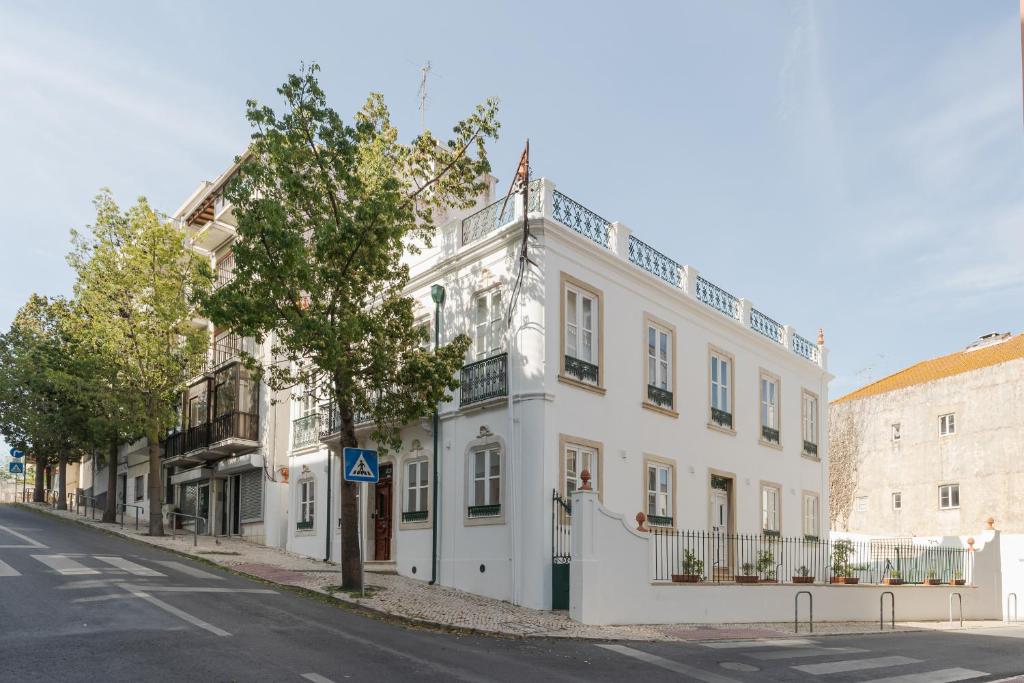 a white building on the side of a street at Almada Villa in Almada