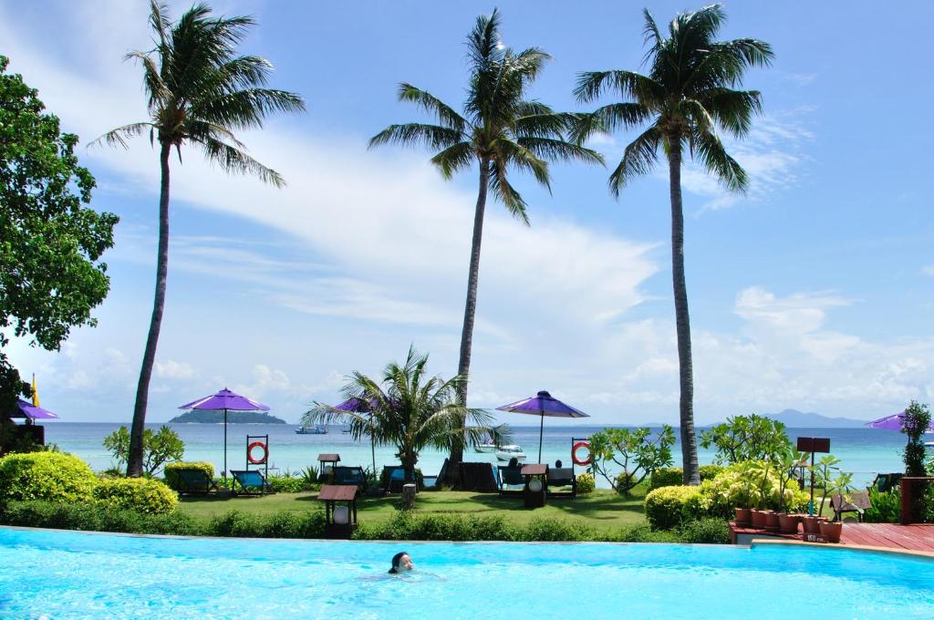PP Erawan Palms Resort内部或周边的泳池