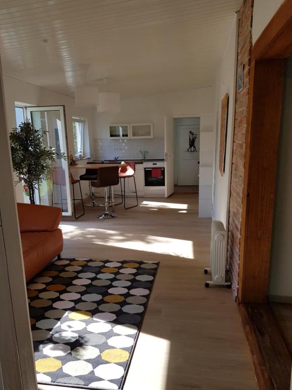 ein Wohnzimmer mit einem Sofa und einem Tisch in der Unterkunft Ferienhaus im Grünen Nähe Zentrum in Kassel