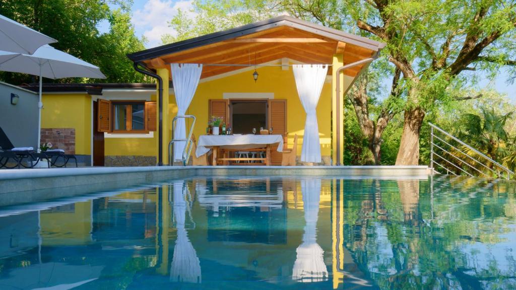 una casa con piscina frente a una casa en Casa Valla, en Buzet