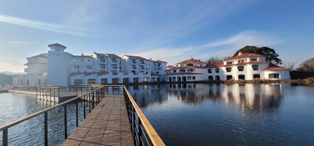 Výhled na řeku, která protéká v blízkosti hotelu
