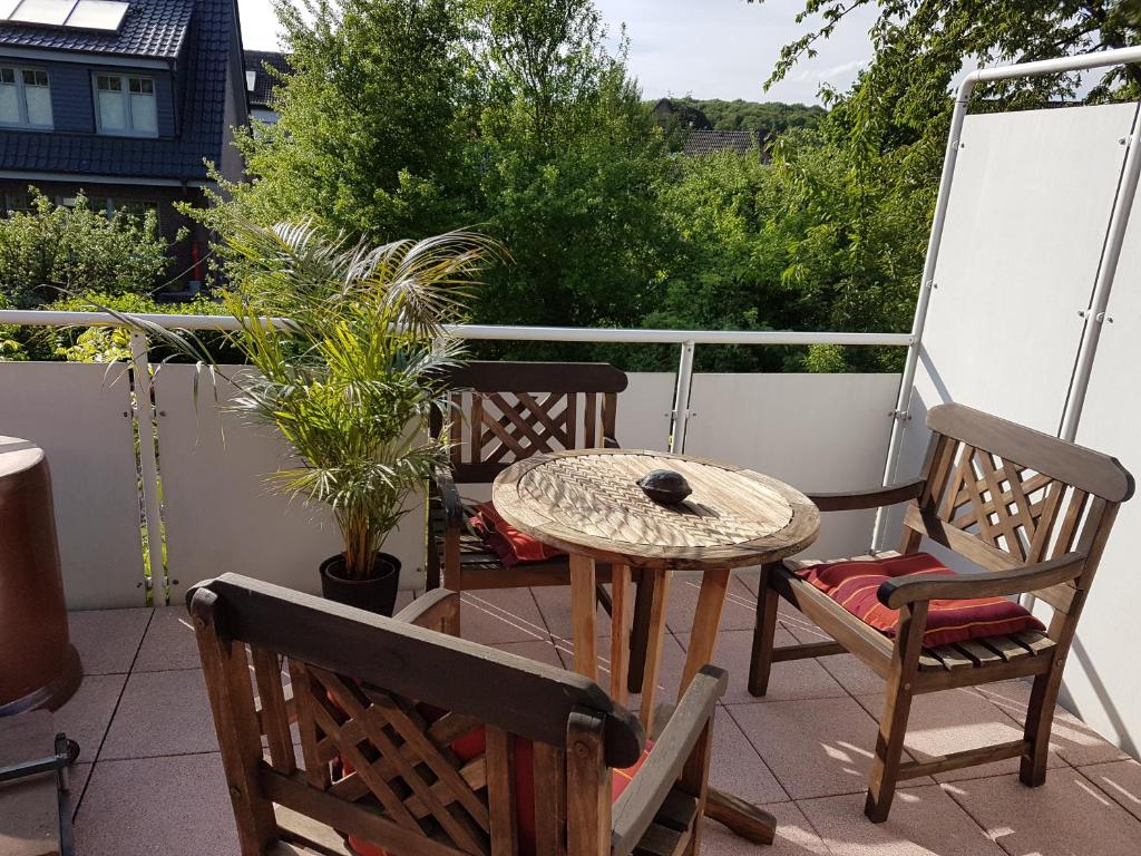 stół i 2 krzesła na balkonie ze stołem w obiekcie Ferienwohnung Globetrotter w mieście Horstmar