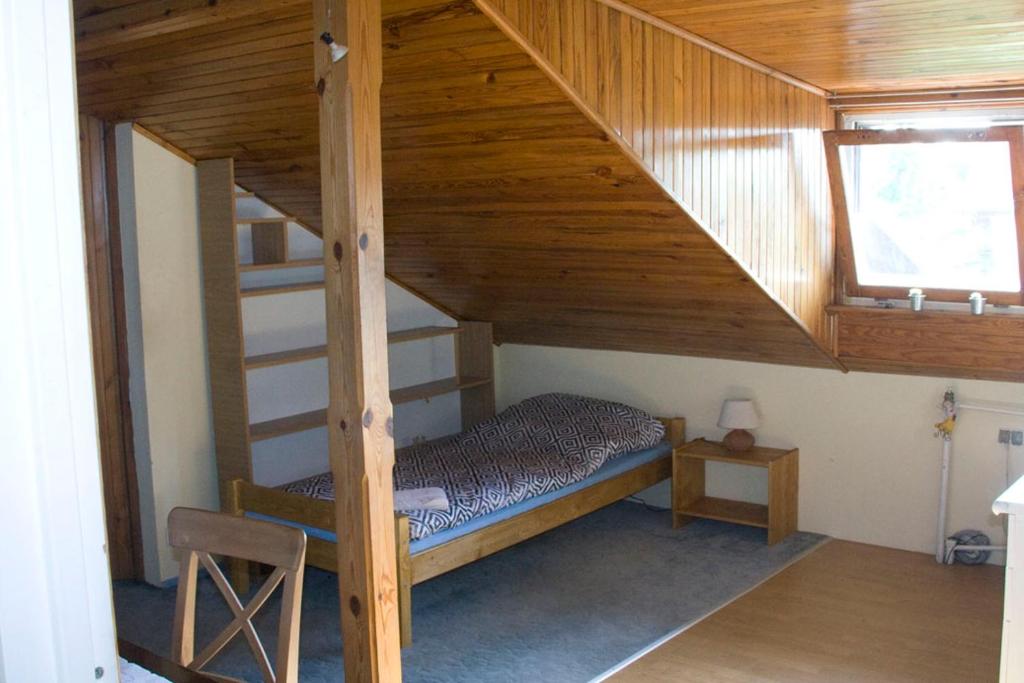 1 dormitorio con litera y escalera en HomeHostel, en Varsovia