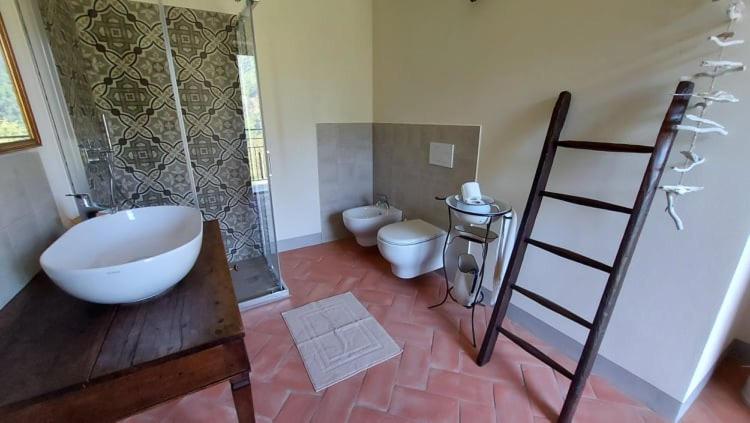 Koupelna v ubytování LA CA' DEI COMARI - Locanda da Tullio