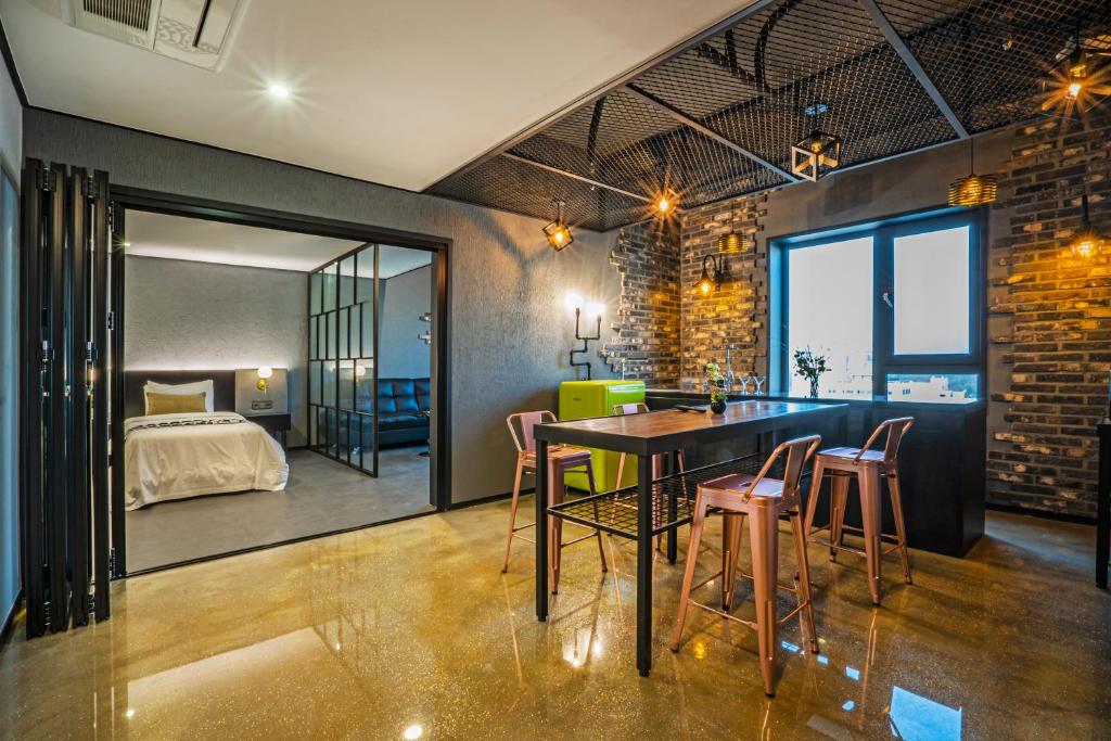 Postel nebo postele na pokoji v ubytování Embledon Hotel