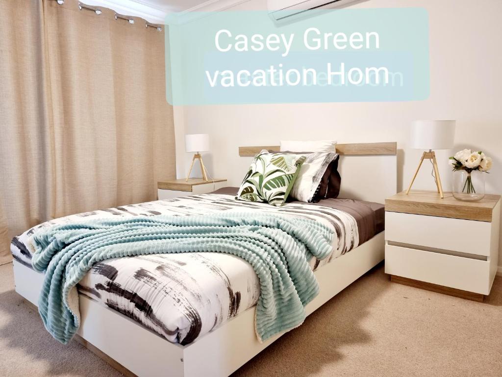 1 dormitorio con 1 cama con una almohada verde de vacaciones en Modern Narre Warren three bedroom townhouse, close to Fountain Gate SC, en Narre Warren