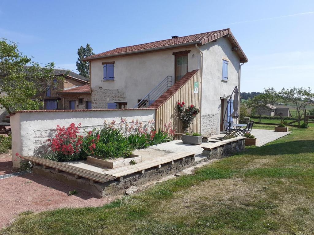 a house with a garden in front of it at Gîte charmant avec 2 chambres et jardin, tout équipé en campagne avec Wi-Fi et parking gratuit - FR-1-496-226 in Amions