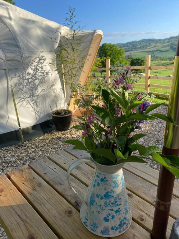 Nespecifikovaný výhled na hory nebo výhled na hory při pohledu z luxury tent