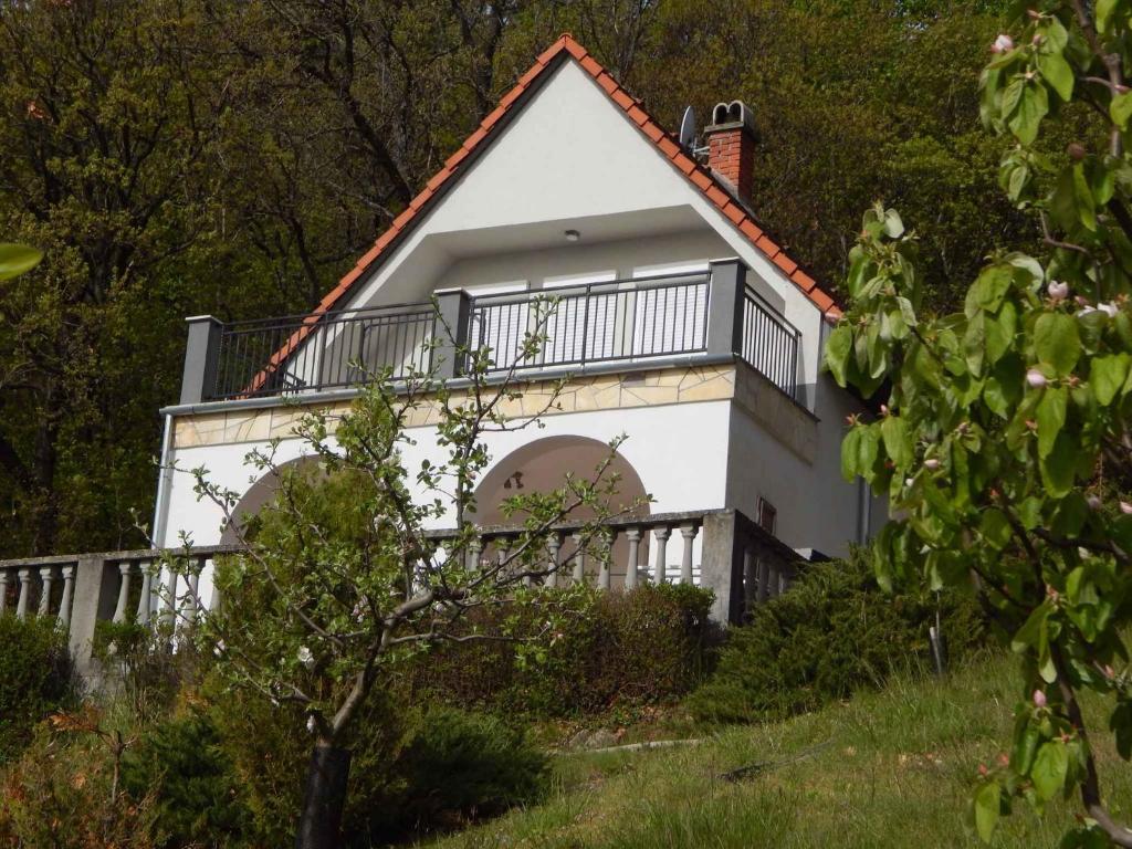 biały dom z balkonem na wzgórzu w obiekcie Holiday home in Balatongyörök 42694 w mieście Balatongyörök