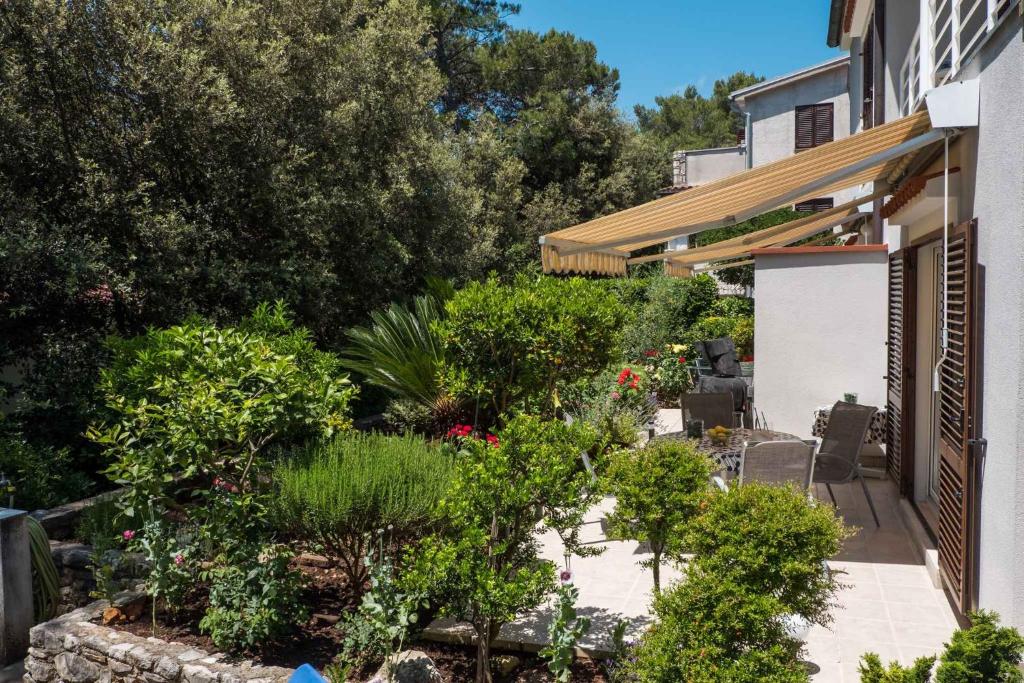 Vonkajšia záhrada v ubytovaní Apartments in Mali Losinj 14834