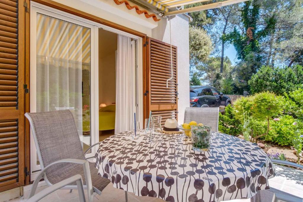 Vonkajšia záhrada v ubytovaní Apartments in Mali Losinj 14834