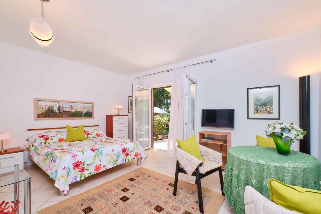 Posteľ alebo postele v izbe v ubytovaní Apartments in Mali Losinj 14834