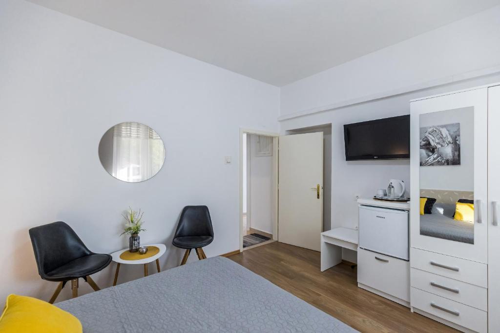 Televízia a/alebo spoločenská miestnosť v ubytovaní Guest House Anna