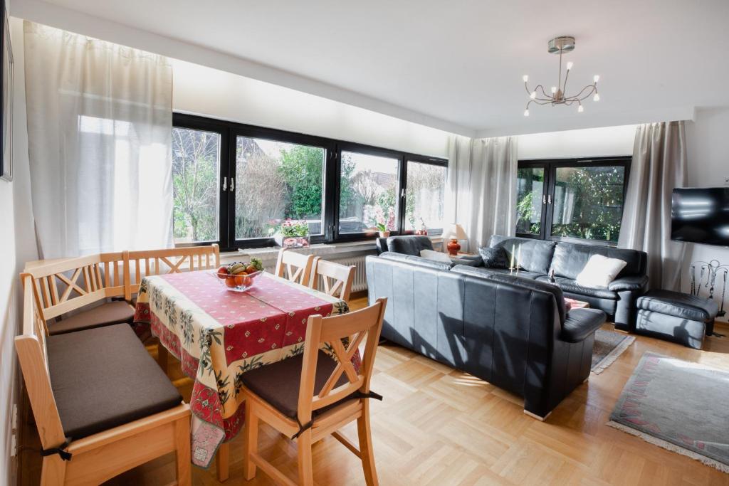 ein Wohnzimmer mit einem Sofa und einem Tisch in der Unterkunft Ferienwohnung Wäller Sonnenschein in Westerburg
