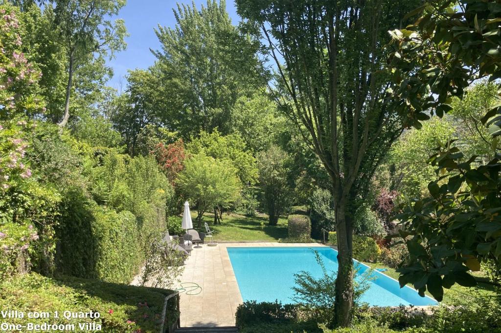 una piscina en medio de un jardín en Akivillas Baião Green, en Santa Cruz do Douro