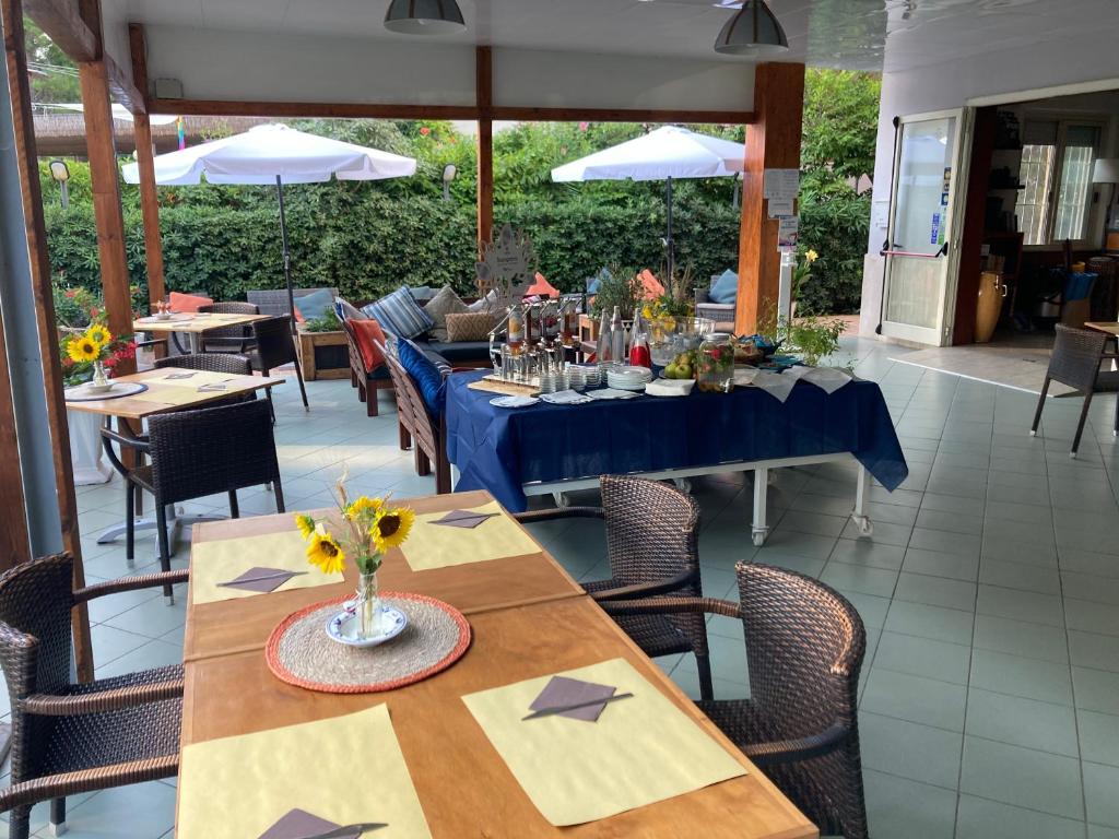 ein Esszimmer mit einem Tisch mit Blumen darauf in der Unterkunft Hotel Cerrano in Silvi Marina