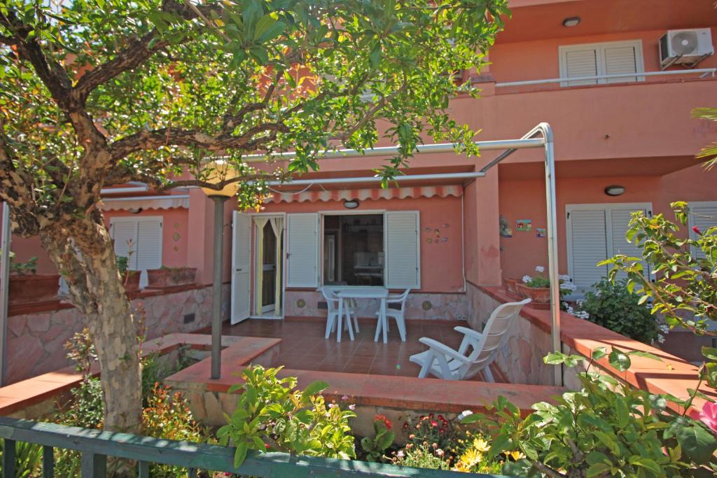 A balcony or terrace at Villetta Santa Lucia con patio e giardino by Wonderful Italy