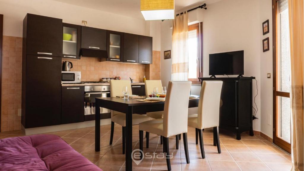 O bucătărie sau chicinetă la Antonella's Apartment - Alghero Centre
