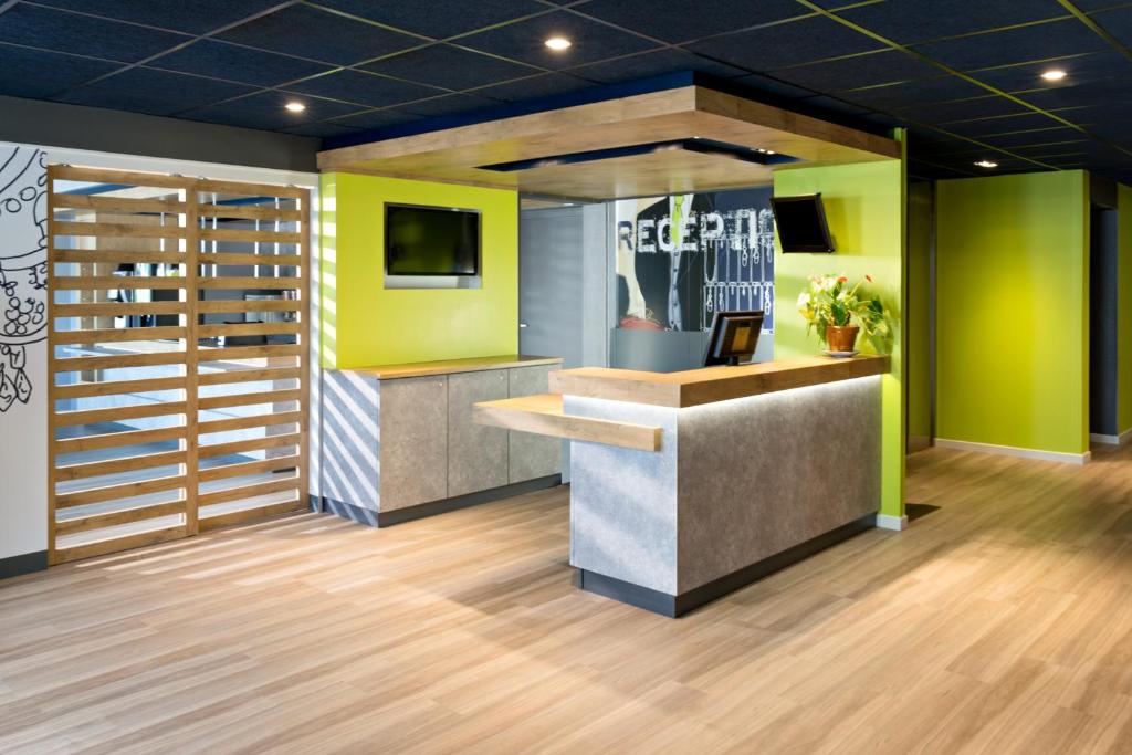 TV a/nebo společenská místnost v ubytování Hotel Ibis Budget Lyon Eurexpo -