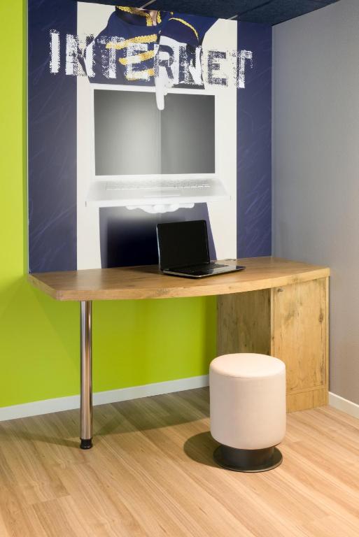 TV a/nebo společenská místnost v ubytování Hotel Ibis Budget Lyon Eurexpo -