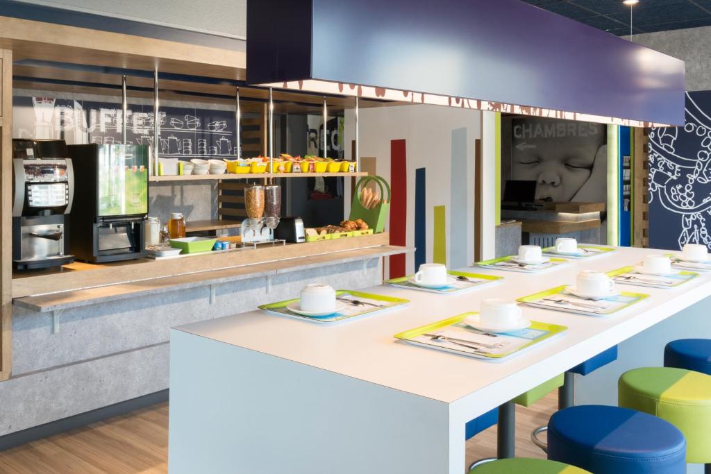 Kuchyň nebo kuchyňský kout v ubytování Hotel Ibis Budget Lyon Eurexpo -