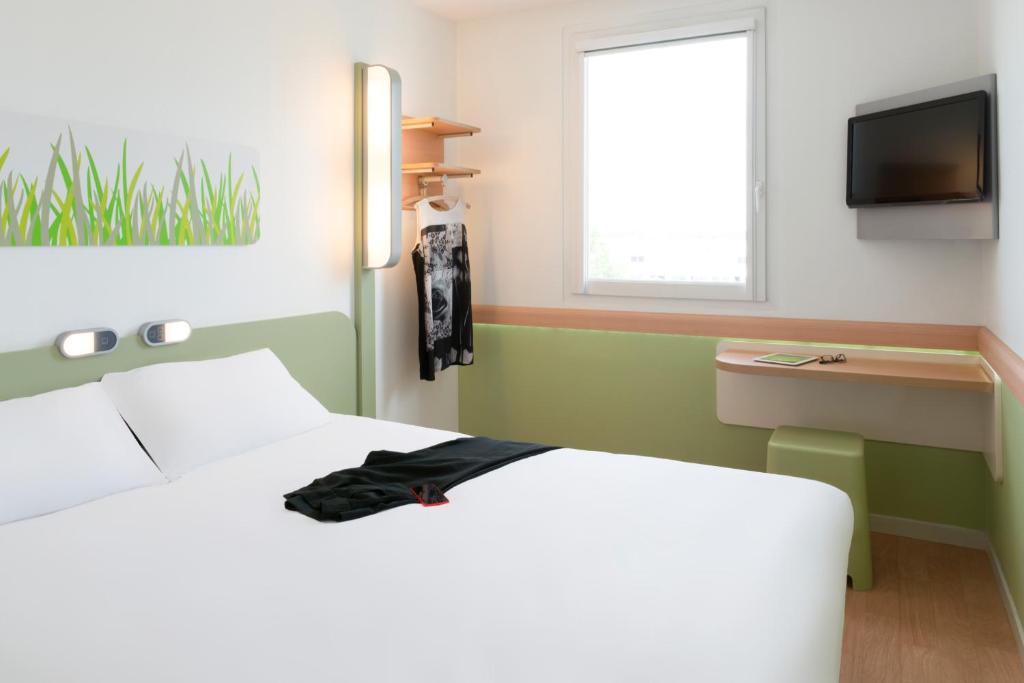 Postel nebo postele na pokoji v ubytování Hotel Ibis Budget Lyon Eurexpo -