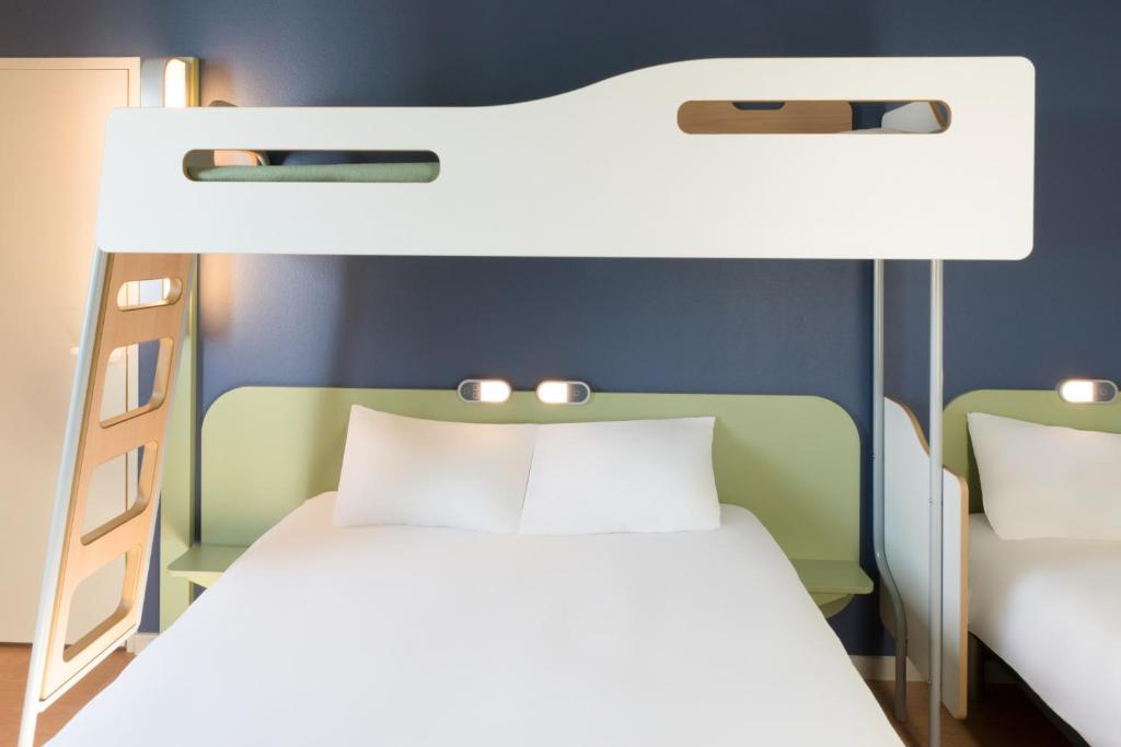 Postel nebo postele na pokoji v ubytování Hotel Ibis Budget Lyon Eurexpo -