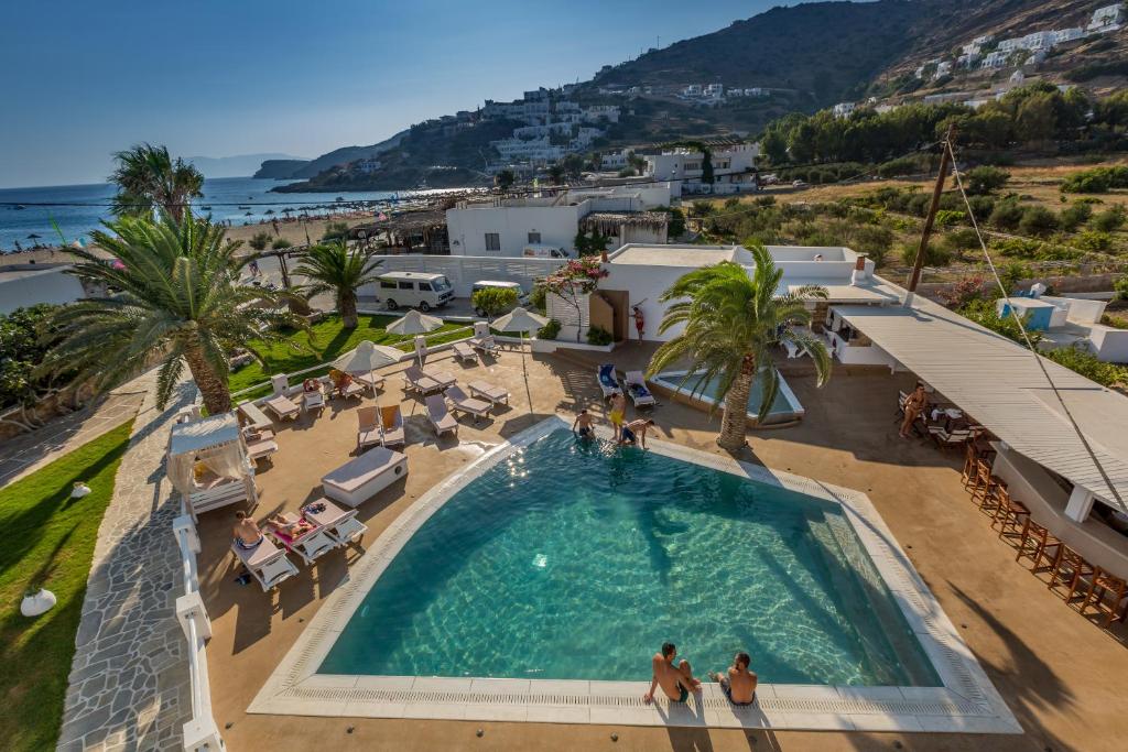 uma vista superior de uma piscina num resort em Hotel Aegeon em Mylopotas
