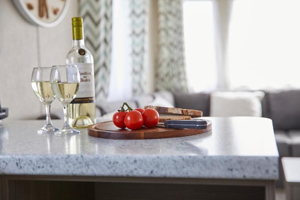 een fles wijn en een bord tomaten en wijnglazen bij The Cove in Scarborough