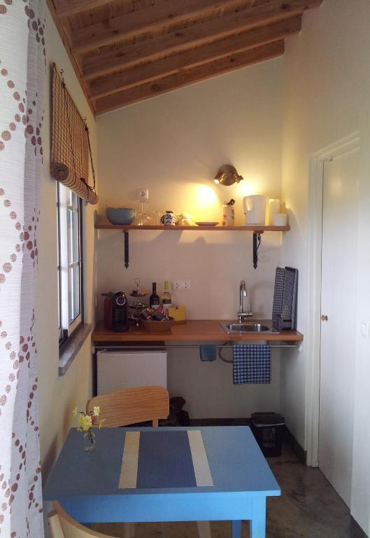 Kuchyň nebo kuchyňský kout v ubytování Faial Cottage B&B