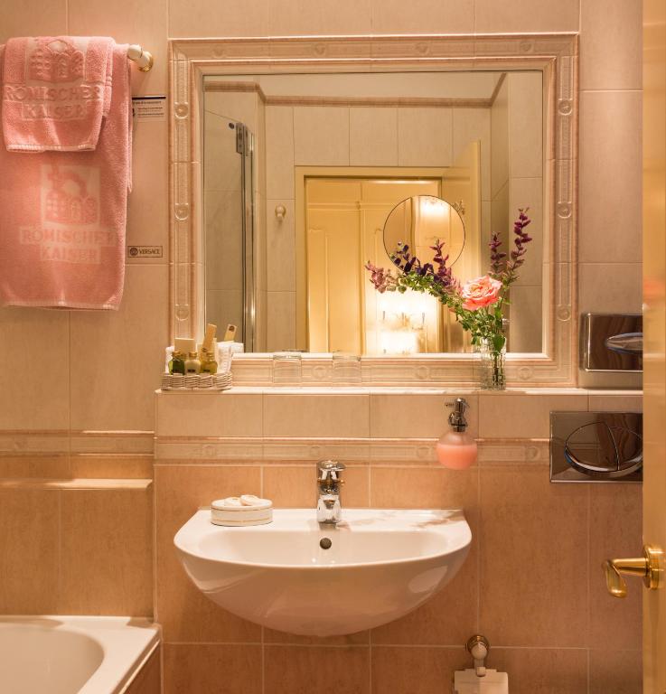 Koupelna v ubytování Schlosshotel Römischer Kaiser