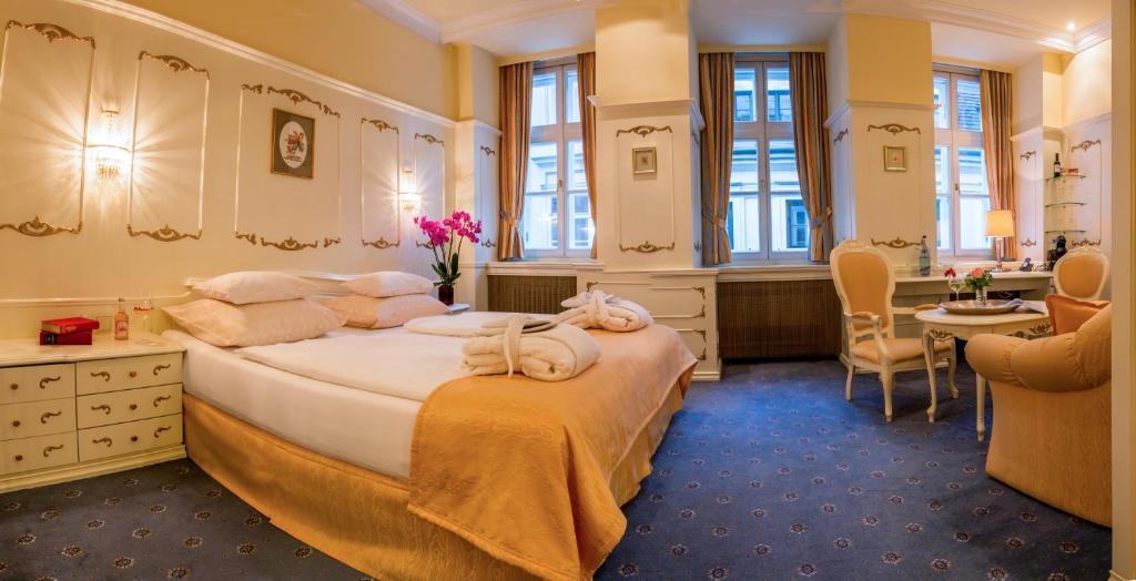 Postel nebo postele na pokoji v ubytování Schlosshotel Römischer Kaiser