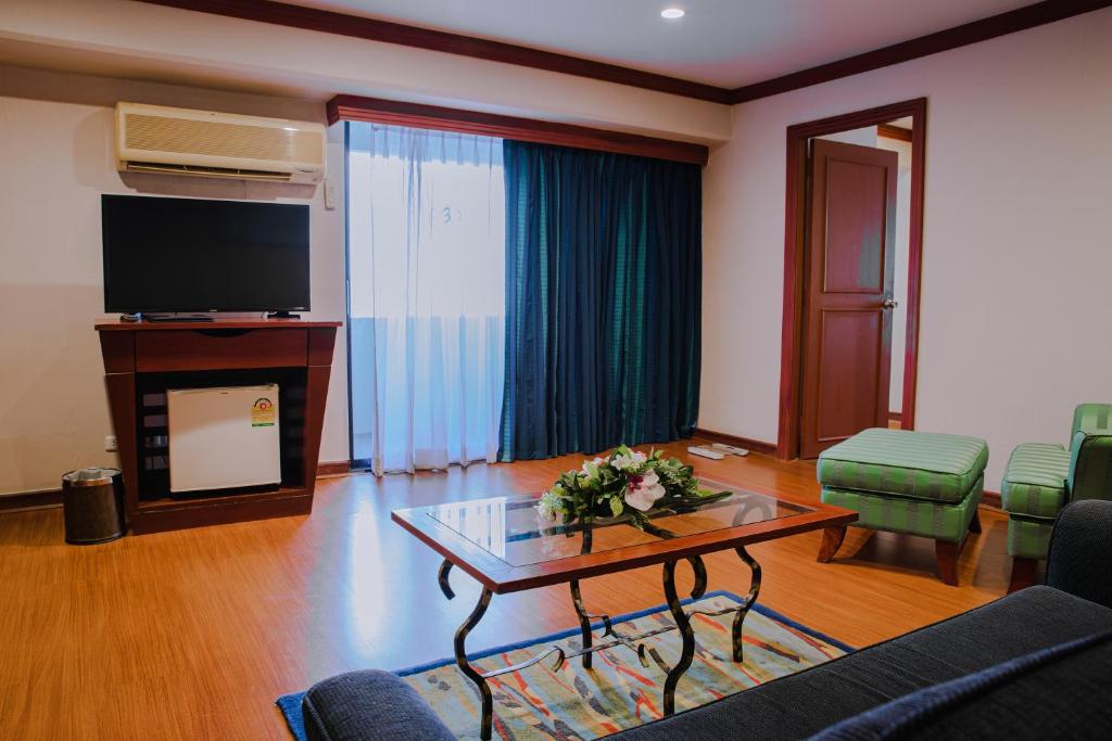 TV a/nebo společenská místnost v ubytování Baiyoke Suite Hotel