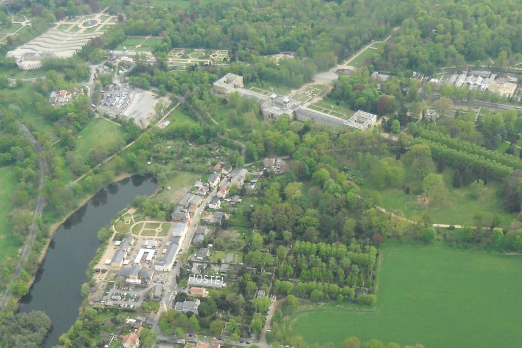 einen Luftblick auf einen Park neben einem Fluss in der Unterkunft Quartier SansSouci Hostel in Potsdam