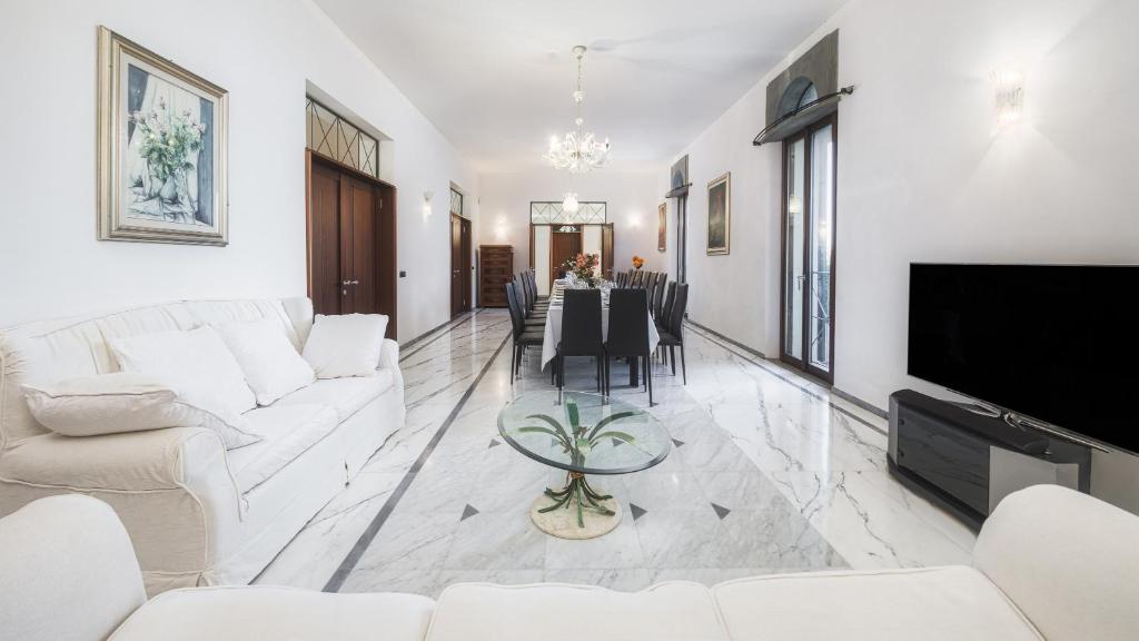 A television and/or entertainment centre at Villa Croci 26